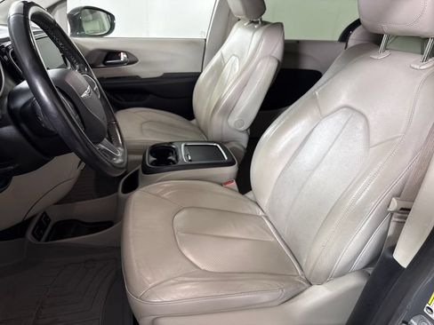 Used 2021 Chrysler Pacifica Touring-L FWD image 11