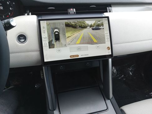 Used 2024 Land Rover Discovery Sport Dynamic SE AWD/4WD image 17