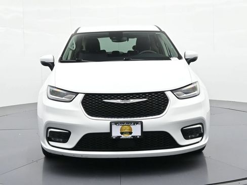 Used 2023 Chrysler Pacifica Touring-L FWD image 3