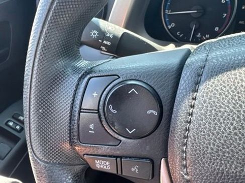 Used 2018 Toyota RAV4 LE AWD/4WD image 9
