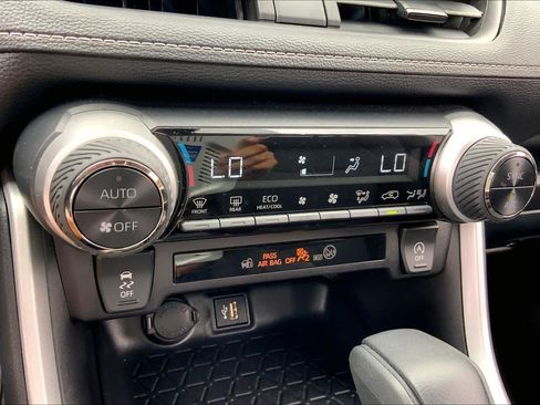 Used 2025 Toyota RAV4 XLE AWD/4WD image 32