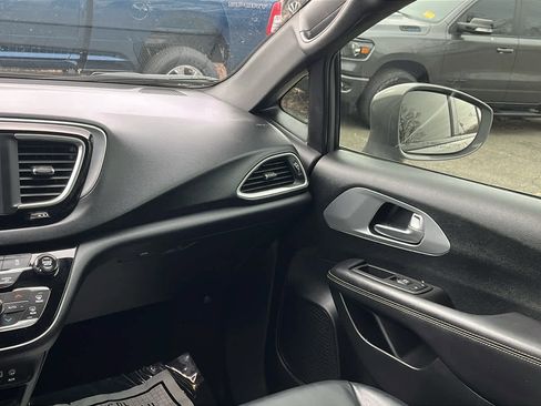 Used 2020 Chrysler Pacifica Touring-L w/ S Appearance Package image 26