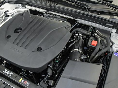 Certified 2025 Volvo V60 B5 Cross Country Plus image 26