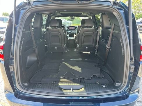 Used 2025 Chrysler Pacifica Limited FWD image 38