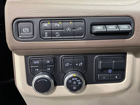 Used 2021 GMC Yukon Denali w/ Denali Premium Package image 30