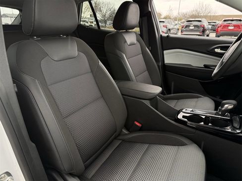 Certified 2025 Chevrolet Trax LT image 22
