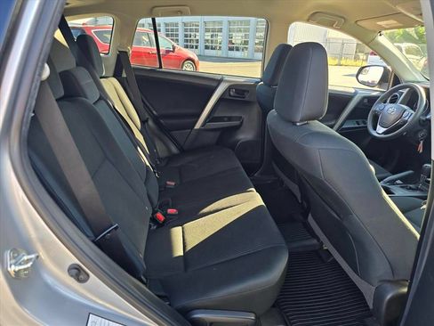 Used 2018 Toyota RAV4 LE FWD image 13