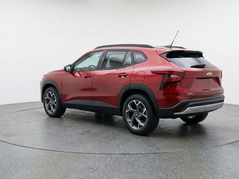 Used 2025 Chevrolet Trax LT w/ LT Convenience Package image 6