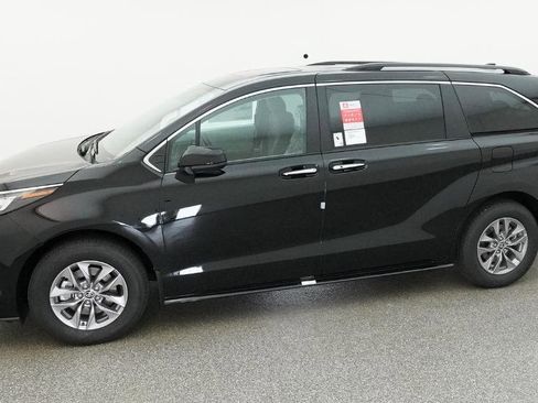 New 2026 Toyota Sienna XLE FWD image 16