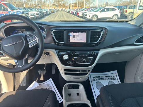 Used 2023 Chrysler Voyager LX image 28