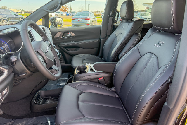 New 2026 Chrysler Pacifica Select AWD/4WD image 12