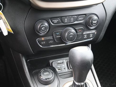 Used 2017 Jeep Cherokee Latitude w/ Cold Weather Group AWD/4WD image 17