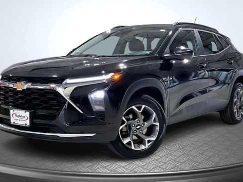 Used 2025 Chevrolet Trax LT image 1