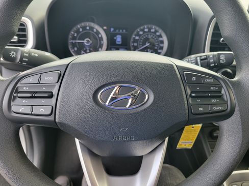 Used 2021 Hyundai Venue SE FWD image 13