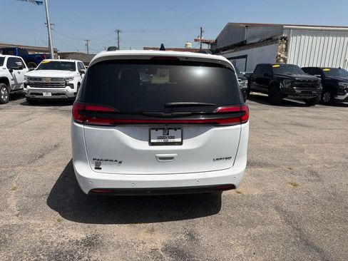 Used 2025 Chrysler Pacifica Limited FWD image 4
