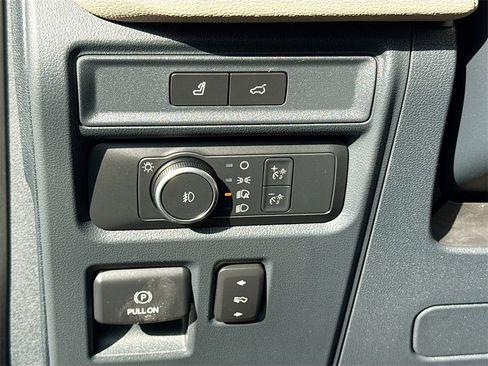 Used 2022 Ford Expedition Limited image 11