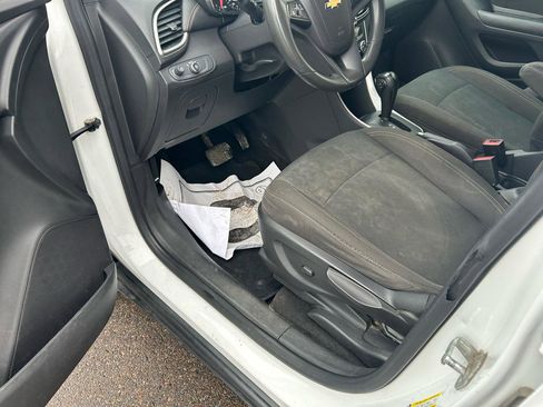 Used 2022 Chevrolet Trax LS w/ Tint and Cruise Package image 10