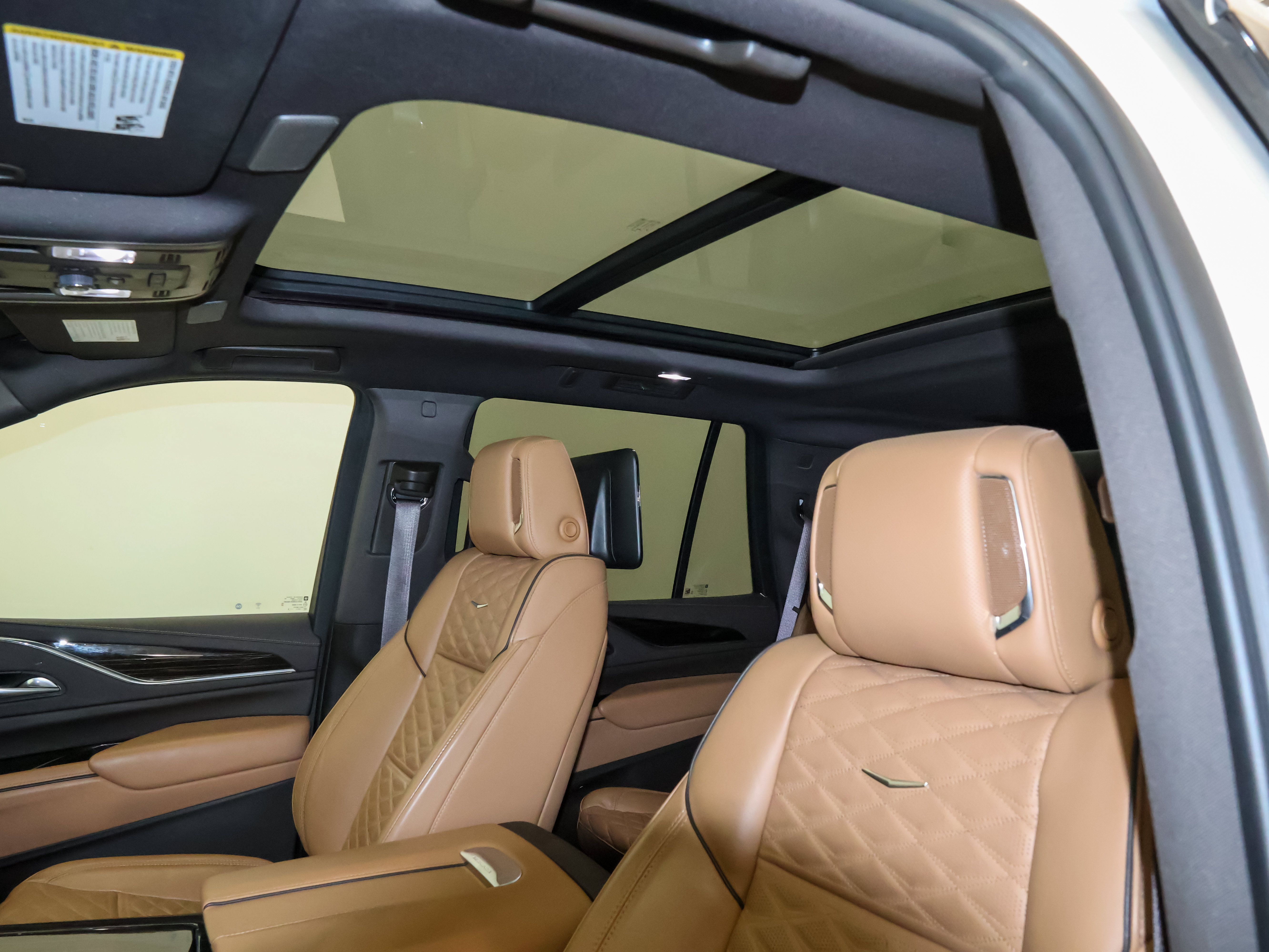 Used 2024 Cadillac Escalade Premium Luxury w/ Performance Package AWD/4WD image 15
