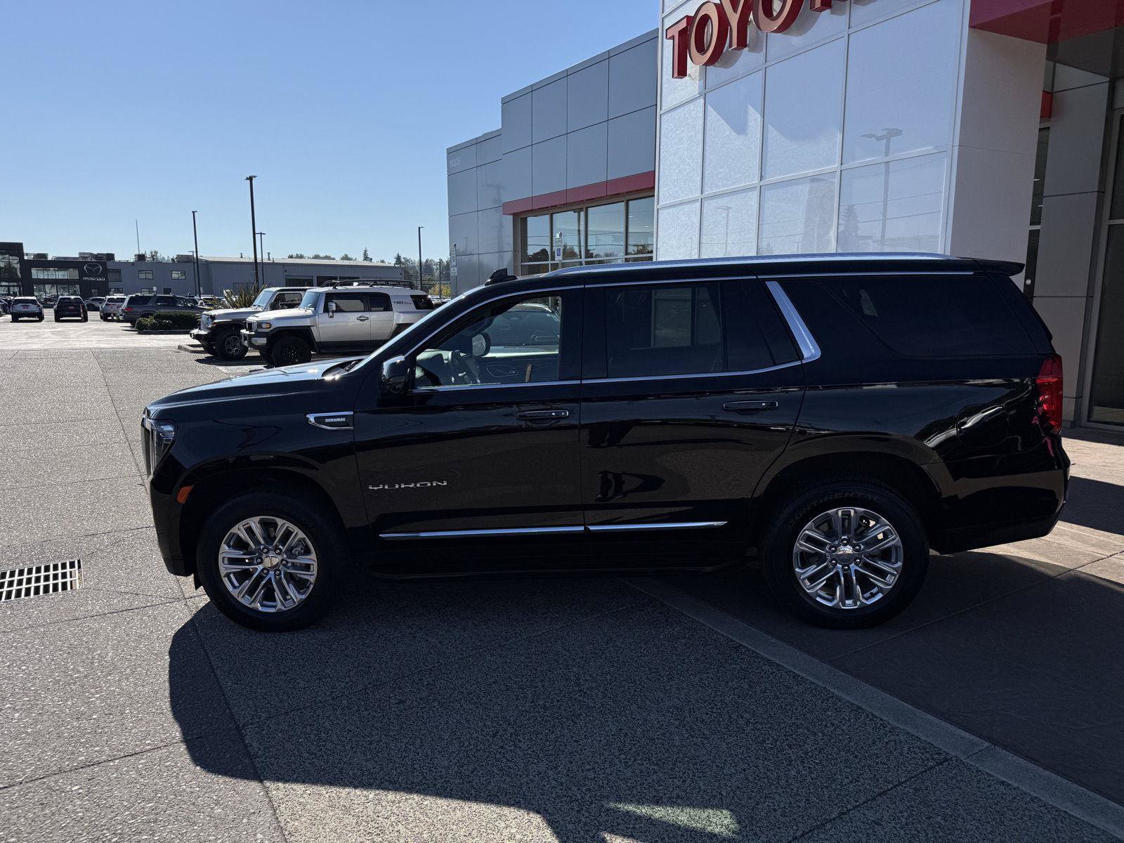 Used 2024 GMC Yukon SLT w/ SLT Luxury Package AWD/4WD image 3