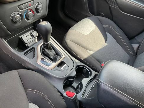Used 2017 Jeep Cherokee Sport FWD image 12