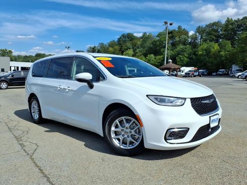 Used 2023 Chrysler Pacifica Touring-L FWD image 1
