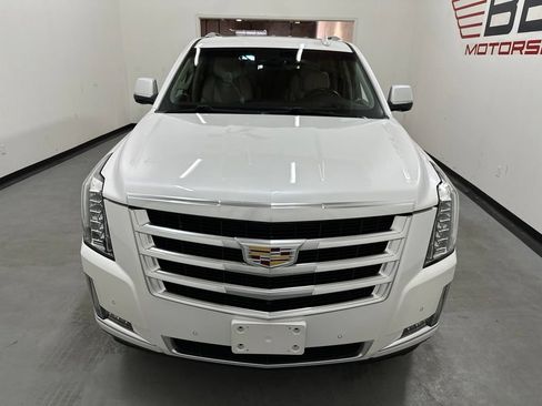 Used 2019 Cadillac Escalade Luxury AWD/4WD image 3