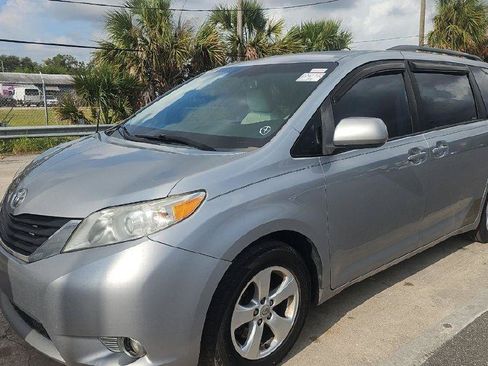 Used 2014 Toyota Sienna LE FWD image 2