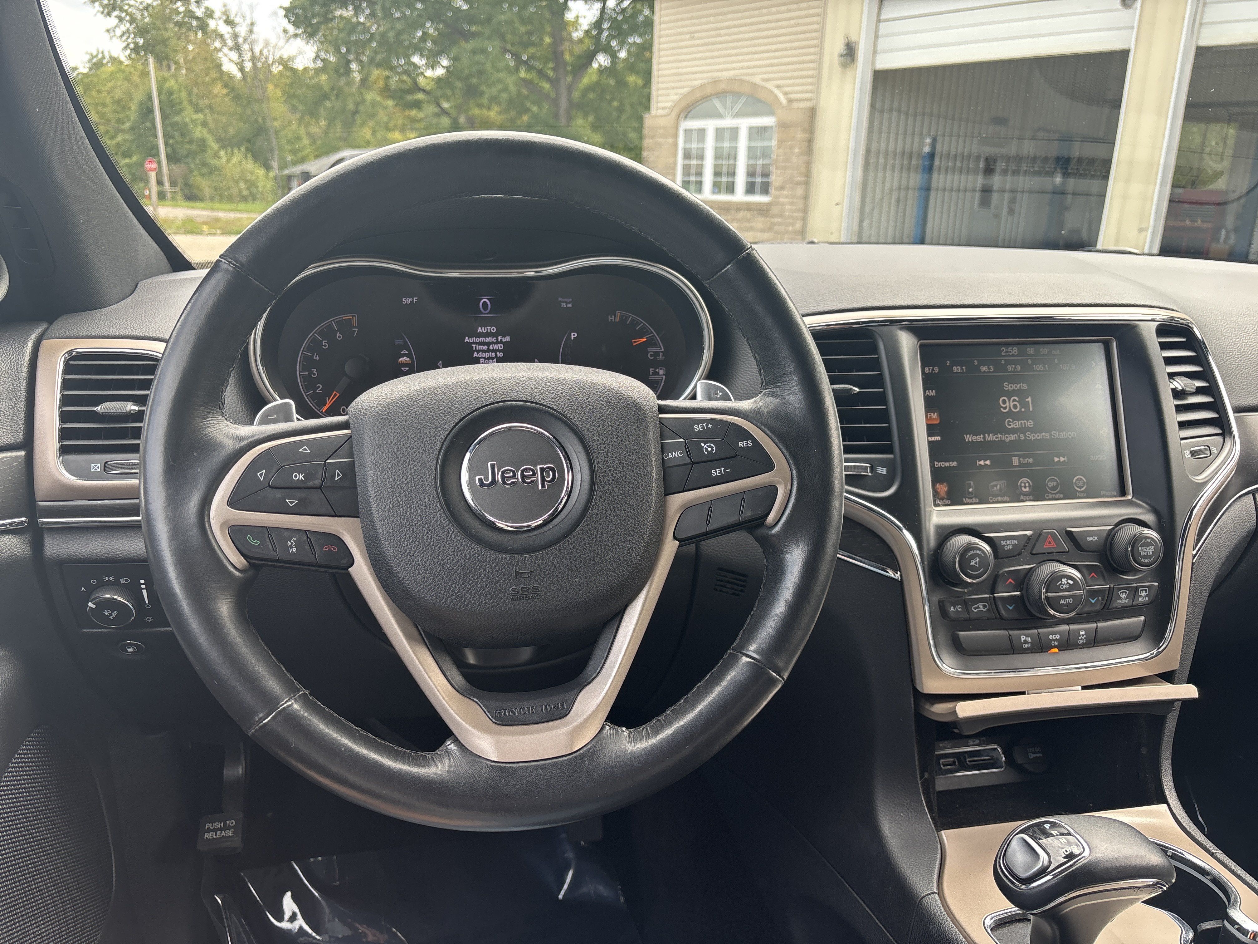 Used 2015 Jeep Grand Cherokee Limited w/ Luxury Group II AWD/4WD image 18
