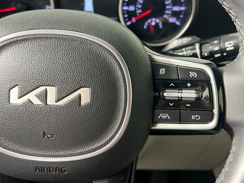 Used 2023 Kia Carnival LX FWD image 19