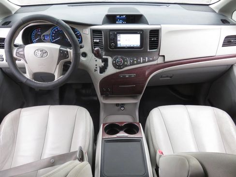 Used 2014 Toyota Sienna XLE image 12