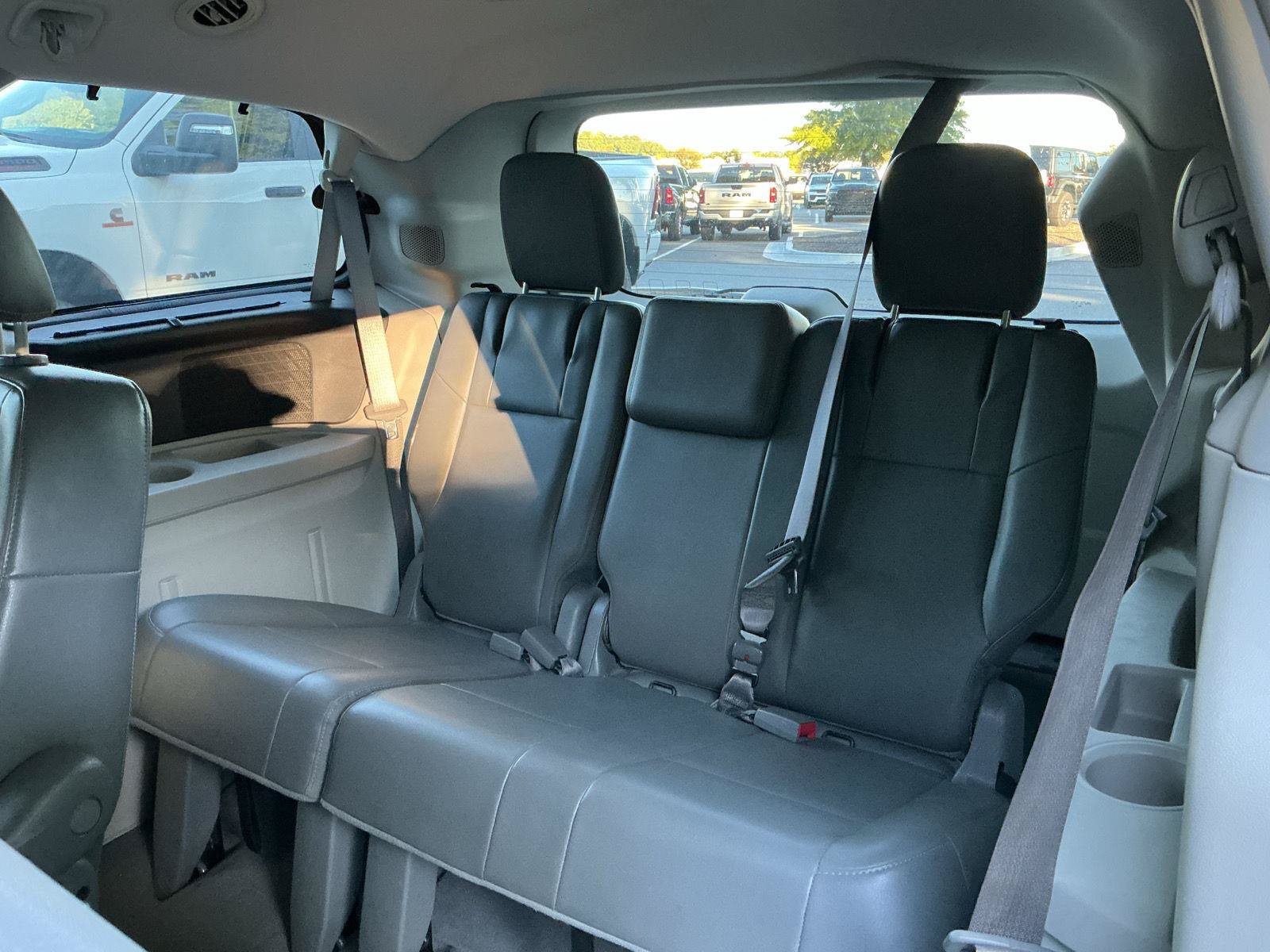 Used 2011 Volkswagen Routan SE FWD image 28