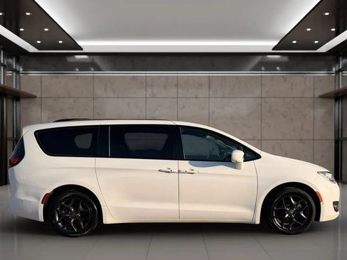 Used 2019 Chrysler Pacifica Touring-L Plus w/ Advanced Safetytec Group FWD image 15