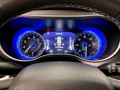Used 2023 Chrysler Pacifica Touring-L FWD image 28
