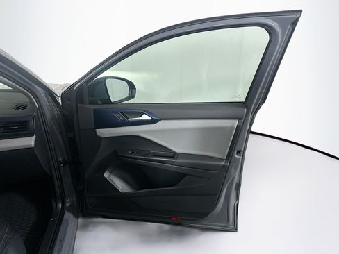 Used 2022 Volkswagen Taos SE w/ Panoramic Sunroof Package FWD image 34
