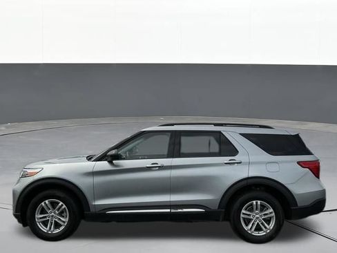 Used 2024 Ford Explorer XLT w/ Equipment Group 202A AWD/4WD image 8