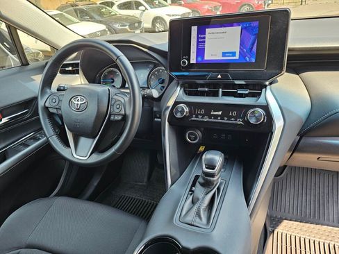 Used 2023 Toyota Venza LE AWD/4WD image 12