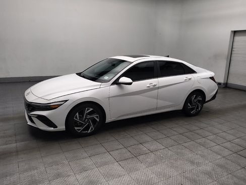 Used 2024 Hyundai Elantra SEL w/ Convenience Package FWD image 2