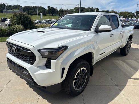 Used 2025 Toyota Tacoma TRD Sport AWD/4WD image 3