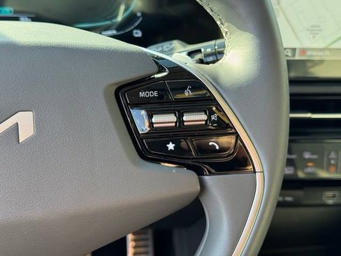 Certified 2025 Kia Niro SX Touring FWD image 57