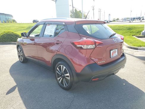 Used 2018 Nissan Kicks SV FWD image 3