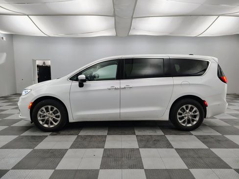 Used 2023 Chrysler Pacifica Touring-L AWD/4WD image 4