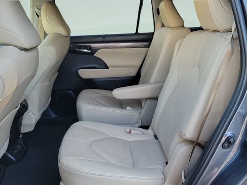 Used 2025 Toyota Highlander Limited FWD image 10