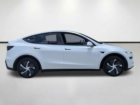 Used 2026 Tesla Model Y AWD image 3