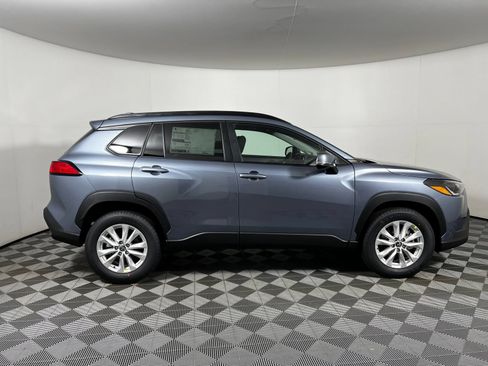 Used 2026 Toyota Corolla Cross LE FWD image 4