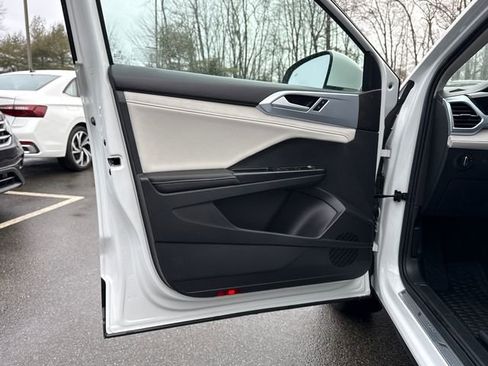 Certified 2025 Volkswagen Taos SE w/ Panoramic Sunroof Package image 11