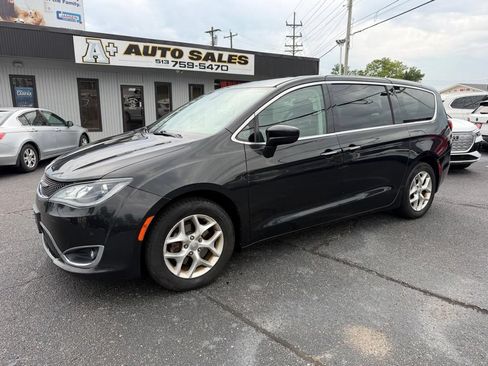 Used 2017 Chrysler Pacifica Touring Plus w/ Tire & Wheel Group FWD image 2