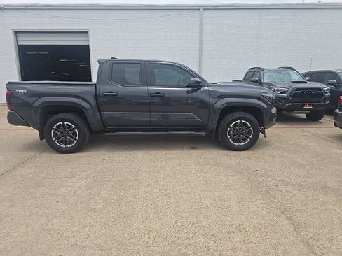 Used 2024 Toyota Tacoma TRD Sport AWD/4WD image 4