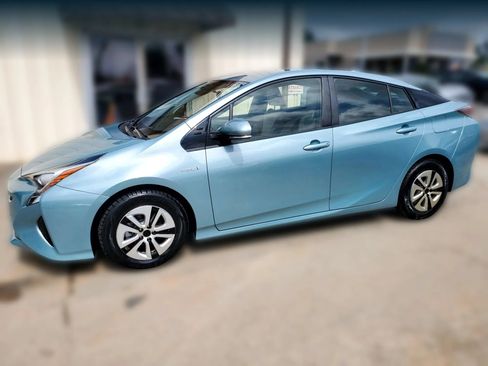 Used 2017 Toyota Prius Three w/ Carpet Mat Package FWD image 8