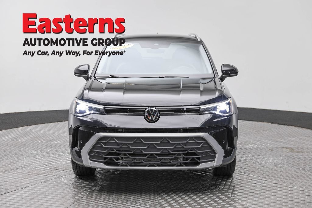 Used 2025 Volkswagen Taos SE FWD image 2
