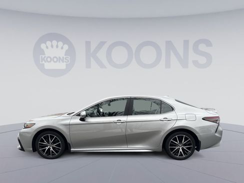 Used 2024 Toyota Camry SE image 2